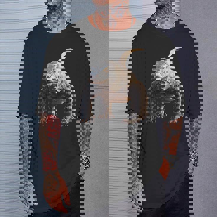 オオトカゲ 爬虫類 コモドドラゴン バンドドラゴン トカゲドラゴン Tシャツ 彼への贈り物