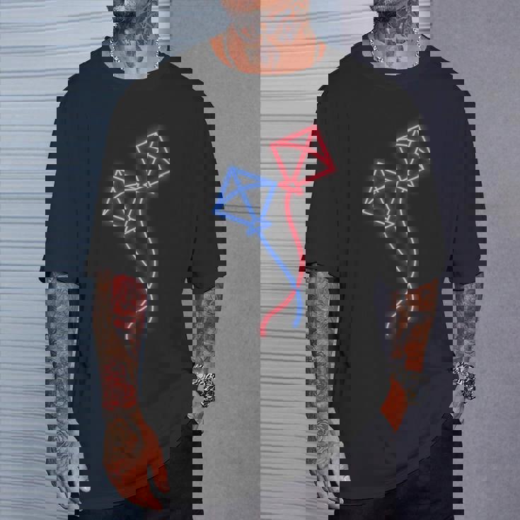 カイト フライング カイト ライディング ザ ウィンド カイト フライング プロフェッショナル Tシャツ 彼への贈り物