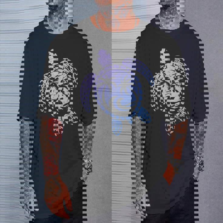 カメのモチーフ ヤシの木 波 フェス 夏 カメ サーフィン Tシャツ 彼への贈り物