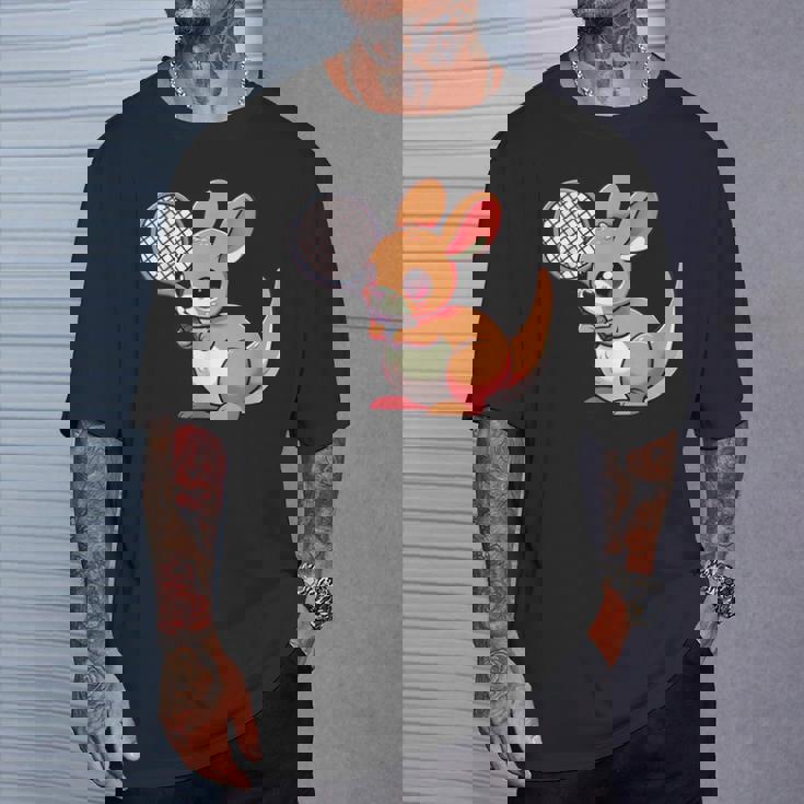 カンガルー かわいい ラケット スポーツ テニス プレイ 動物 キャラクター キュート Tシャツ 彼への贈り物