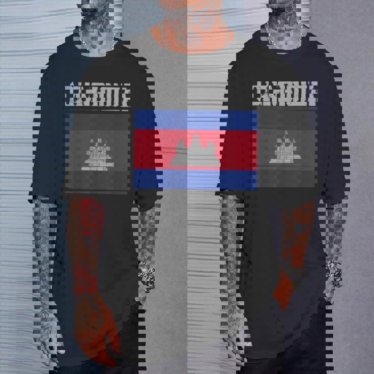 カンボジア-カンボジアの旗ヴィンテージスポーツデザインカンボジア Tシャツ 彼への贈り物