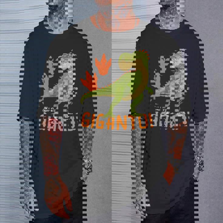 ギガントサウルス、最大の恐竜-カラフルで楽しいデザイン Tシャツ 彼への贈り物