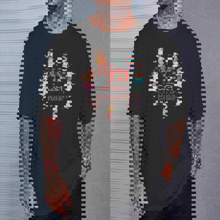 クレヨンしんちゃん かすかべ防衛隊とマカロンしんちゃんのティータイム 長袖tシャツ Tシャツ 彼への贈り物