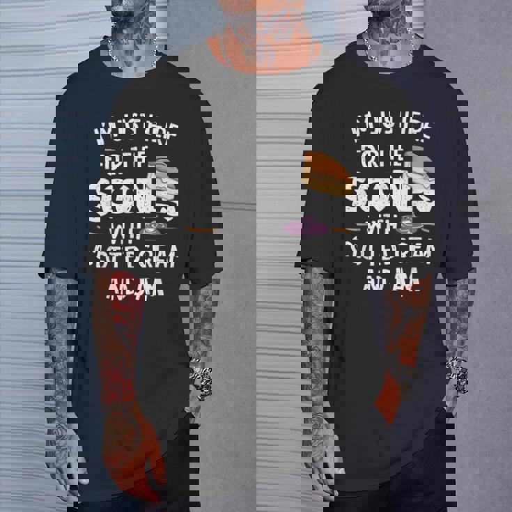 クロテッドクリームとジャムの入ったスコーンを食べに来ただけだよ Tシャツ 彼への贈り物