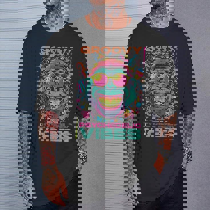 クールなエイプ。グルーヴィーなサイケデリックな雰囲気。 Tシャツ 彼への贈り物