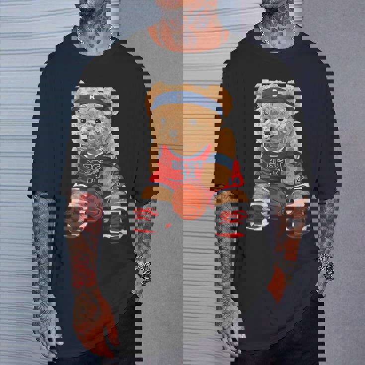 クールなテディベアがバスケットボールのイラストグラフィックデザインを演じます。 Tシャツ 彼への贈り物