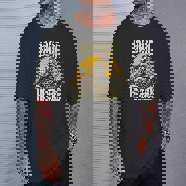 グレードトラックホー掘削機グレーディング請負業者を作る Tシャツ 彼への贈り物