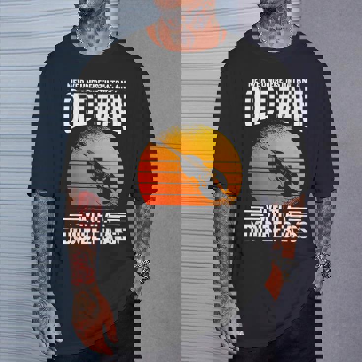 コントラバスの老人を過小評価しないでください Tシャツ 彼への贈り物