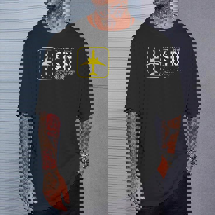 シンガポール・チャンギ国際空港航空フライトクルー。 Tシャツ 彼への贈り物