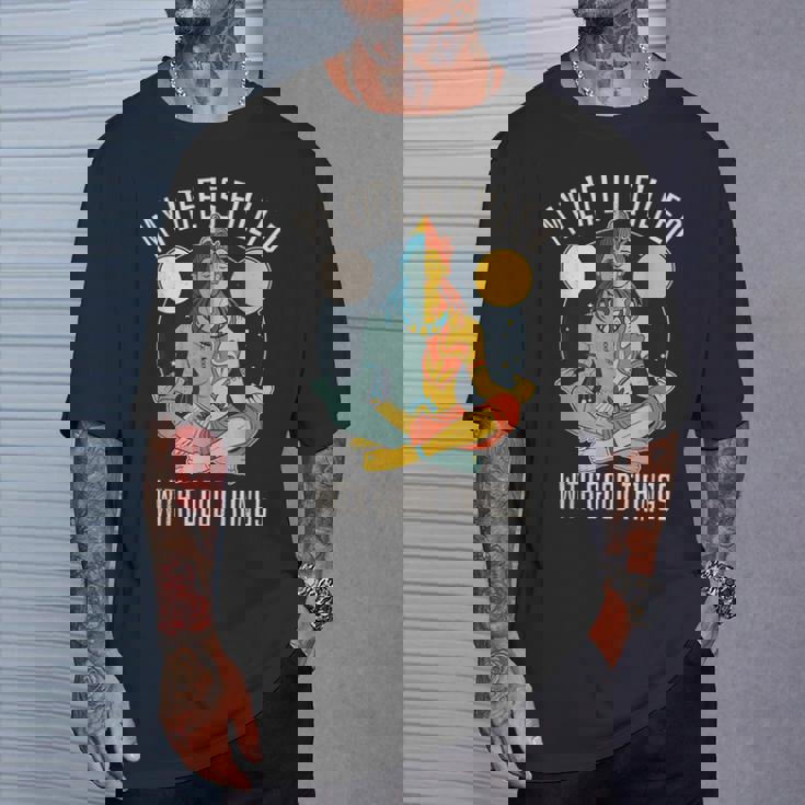 シヴァ。私の人生は良いことでいっぱいです。禅。ヨガ。 Tシャツ 彼への贈り物