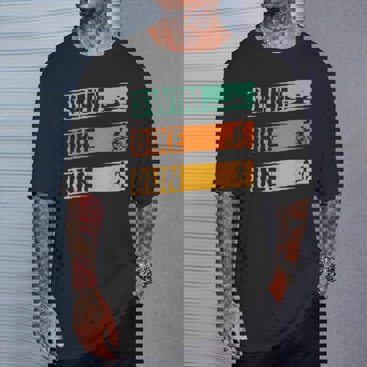 スイム・バイク・ラン トライアスロン選手 アスリート スポーツ トライアスロン Tシャツ 彼への贈り物