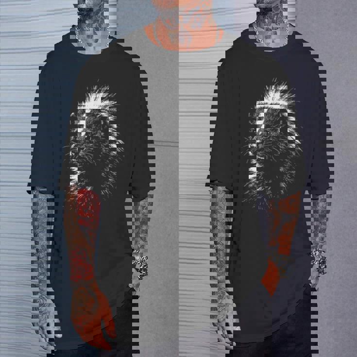 スカンクの肖像画 黒と白の動物愛好家 Tシャツ 彼への贈り物