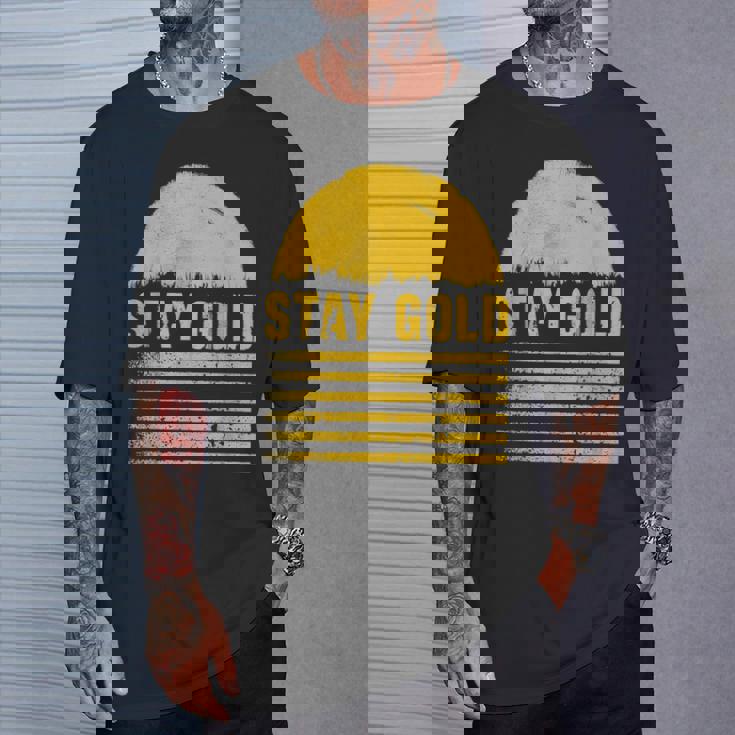 ステイゴールド 太陽 レトロ風 ストライプ 力強さ Tシャツ 彼への贈り物