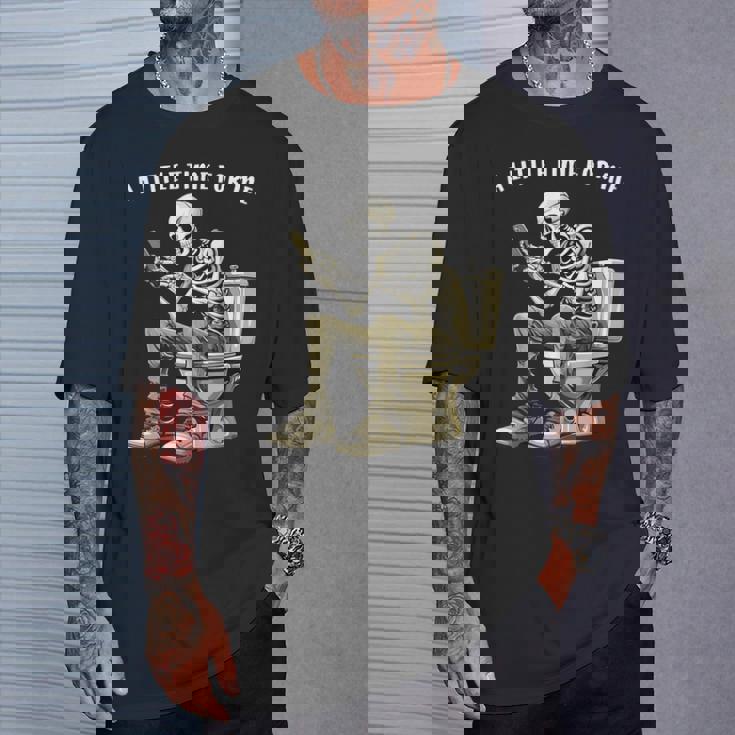 スマートフォン付きトイレのスケルトン ゴシックユーモア Tシャツ 彼への贈り物