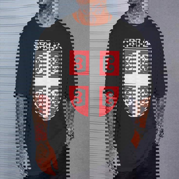 セルビアクロスシールドセルビアアーム。 Tシャツ 彼への贈り物