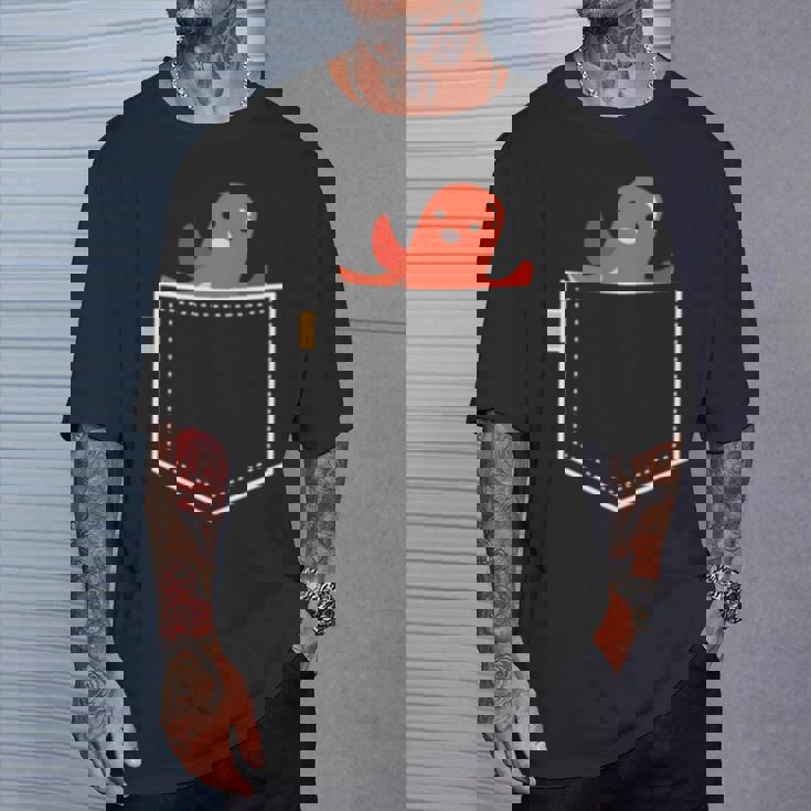 タコ ウインナー タコ 勝者 食べ物 イラスト ポケット デザイン かわいい 面白い 長袖tシャツ Tシャツ 彼への贈り物