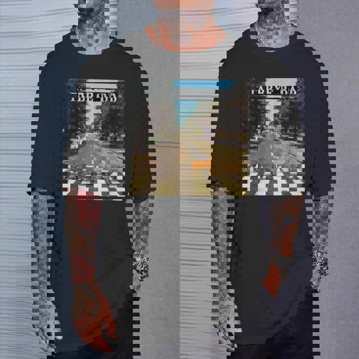 タビーロードクールタビーキャッツクロッシング Tシャツ 彼への贈り物