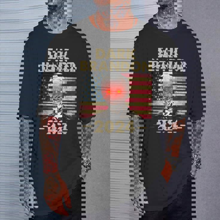 ダークブランドン・バイデン 2024 レトロフラッグ Usa ファニー ジョー・バイデン Tシャツ 彼への贈り物