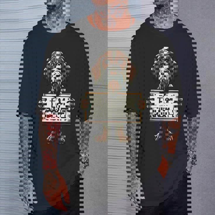 チームクリケット、クリケットの正義、犬好き、ハンティングドッグ Tシャツ 彼への贈り物