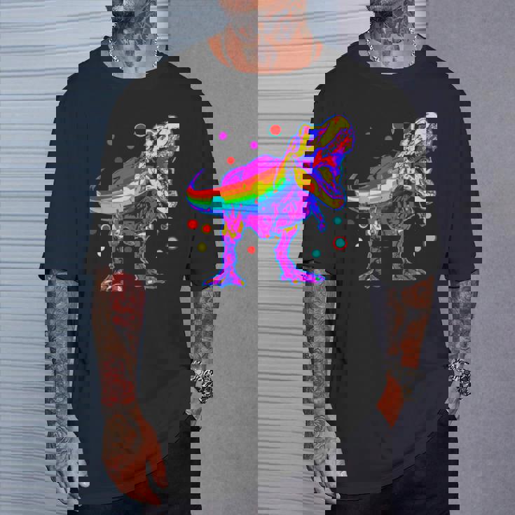 ティラノサウルス レックス 虹色 恐竜 恋人 デザイン Tシャツ 彼への贈り物