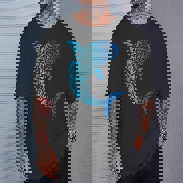 トライバルスタイル ハワイ マノ サメ 恋人 週間 ビーチギフト Tシャツ 彼への贈り物