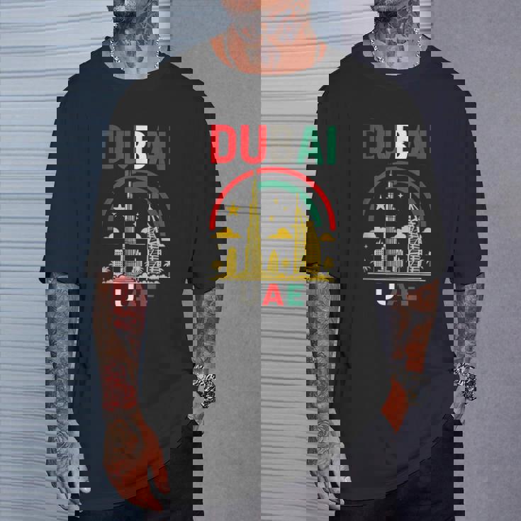 ドバイuaeスカイラインデザイン – ブルジュハリファとヤシの木 Tシャツ 彼への贈り物