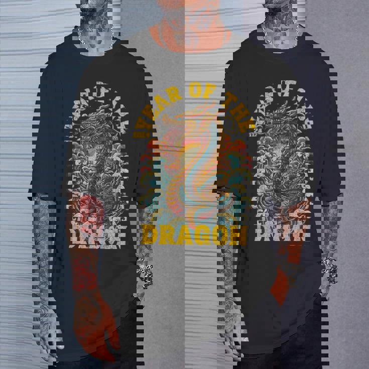 ドラゴンの年2024明けましておめでとうございます漢字 Tシャツ 彼への贈り物