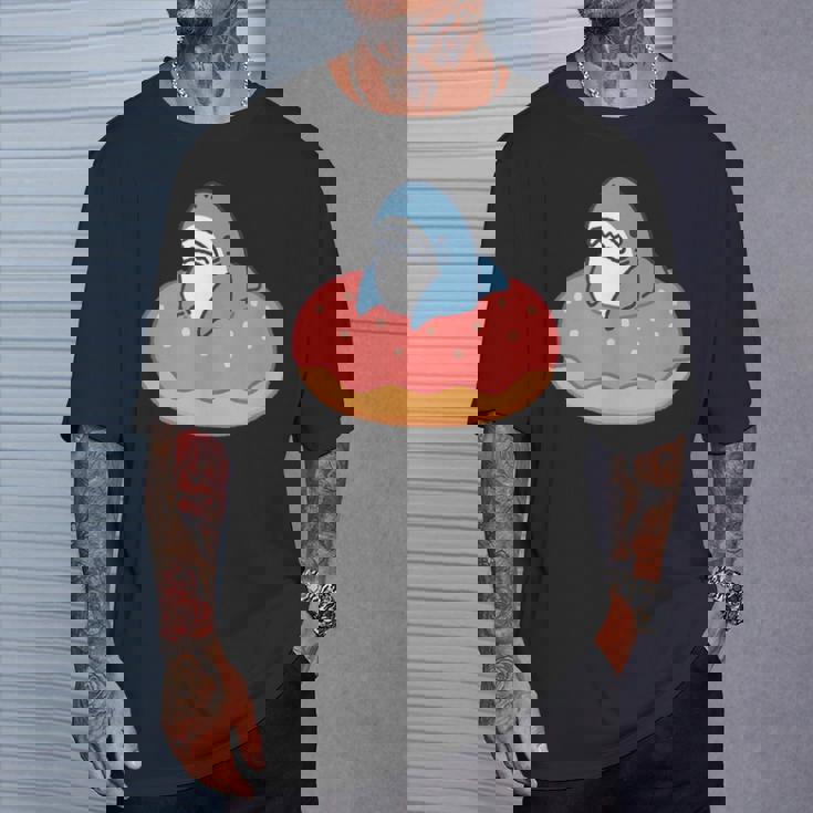 ドーナツに喰われるサメ さめ かわいい ゆるい イラスト シュール おもしろ 鮫 シャーク Tシャツ 彼への贈り物