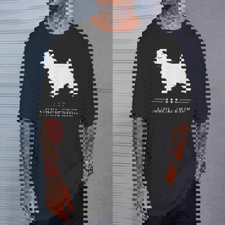 ノーフォークテリア犬の白いシルエット Tシャツ 彼への贈り物