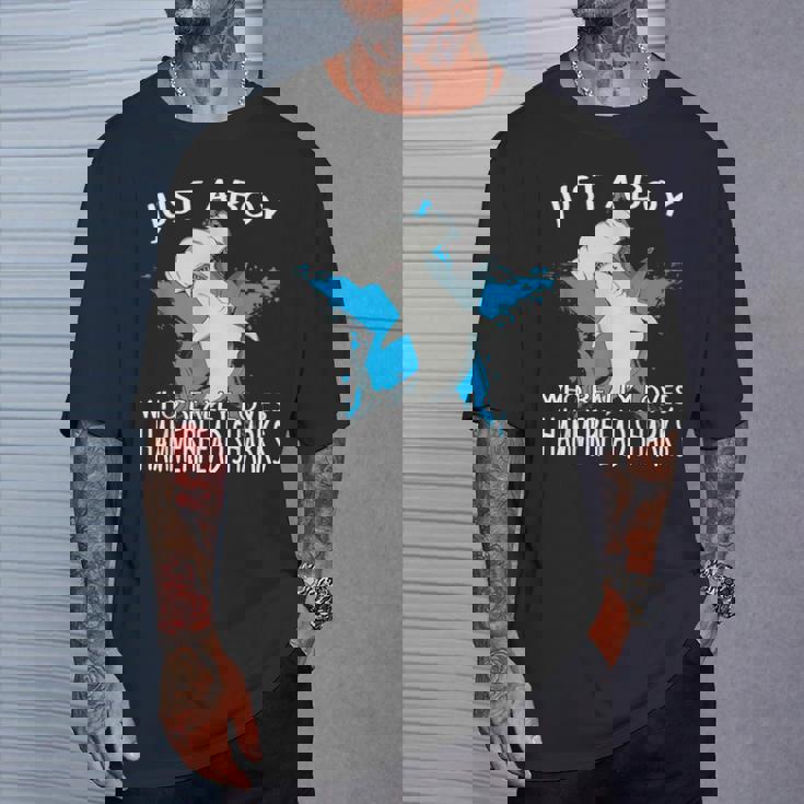 ハンマーヘッドシャークが大好きな男の子です。ハンマーヘッドシャーク ハンマーヘッドシャーク Tシャツ 彼への贈り物