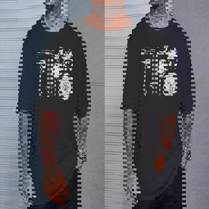 バイキング 戦士装備 剣 兜 斧 角 ヴァルハラ Tシャツ 彼への贈り物