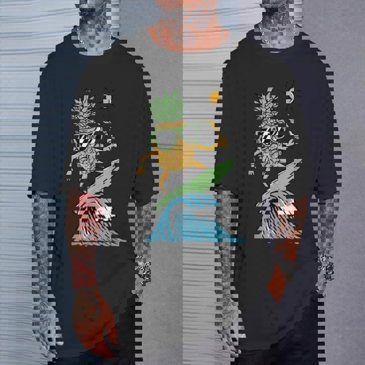 パイナップルはサーフィンのイラスト Tシャツ 彼への贈り物