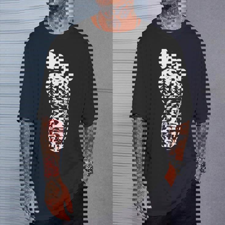 ビッグフット フットプリント 森 自然 キノコ サスカッチ Tシャツ 彼への贈り物