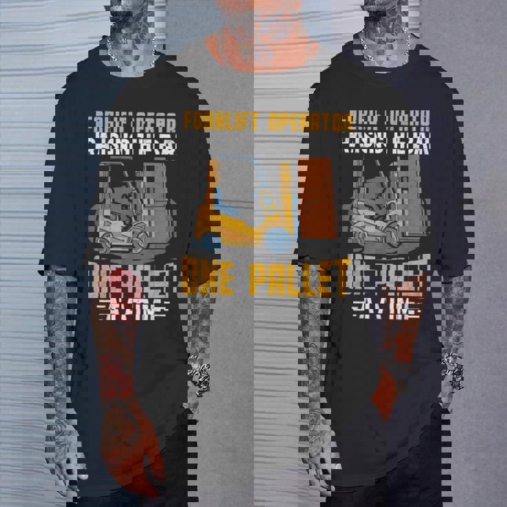 フォークリフト オペレーター レイジングバー パレット フォークリフトドライバー Tシャツ 彼への贈り物