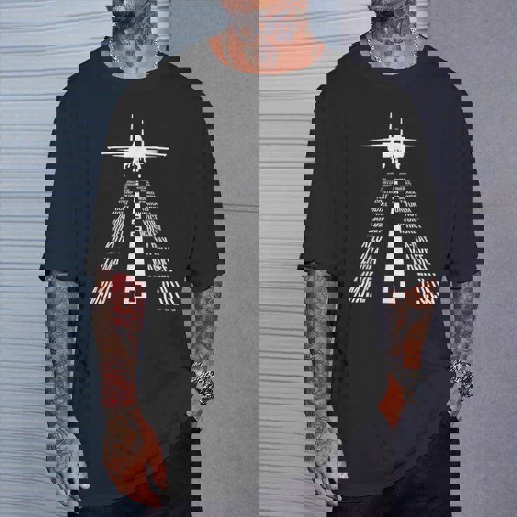 フライング F-15 イーグルパイロットランディング発音アルファベットランウェイ F15 Tシャツ 彼への贈り物