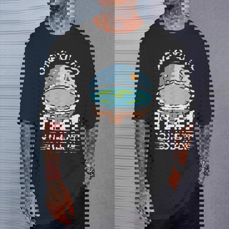 フラットアースデザインのアイデア 一度行けばフラット陰謀論 Tシャツ 彼への贈り物