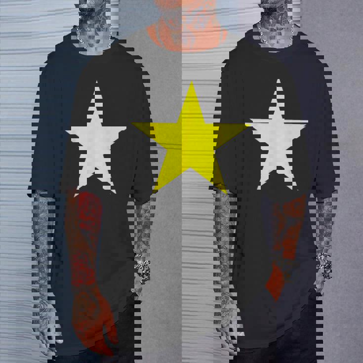 ベトナム国旗 ベトナム国旗 ベトナム国旗 赤と黄色の星 Tシャツ 彼への贈り物