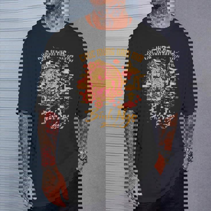 ベトナム旧正月2026ビンゴチャクムンナムモイ。 Tシャツ 彼への贈り物