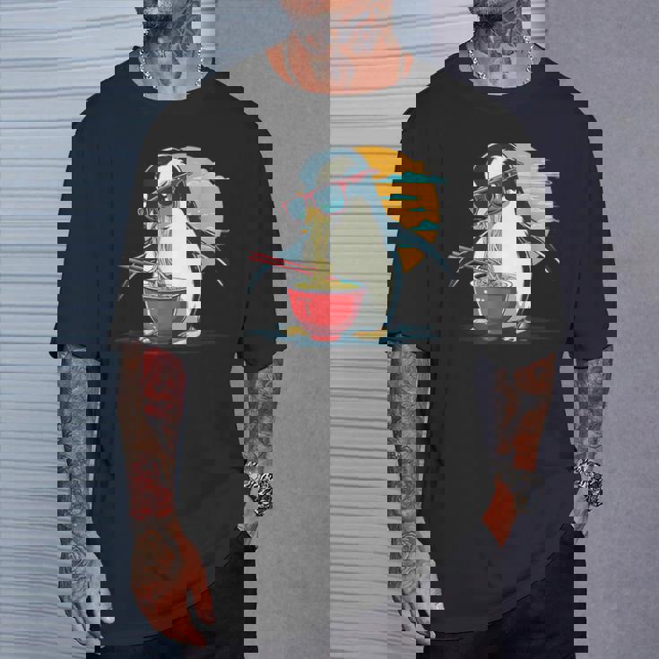 ペンギン食べる ラーメン サングラス アートワーク 和麺 Tシャツ 彼への贈り物