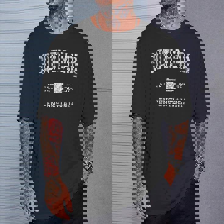 ペンシルバニア州サウスパークのヴィンテージアスレチックスポーツデザイン。 Tシャツ 彼への贈り物