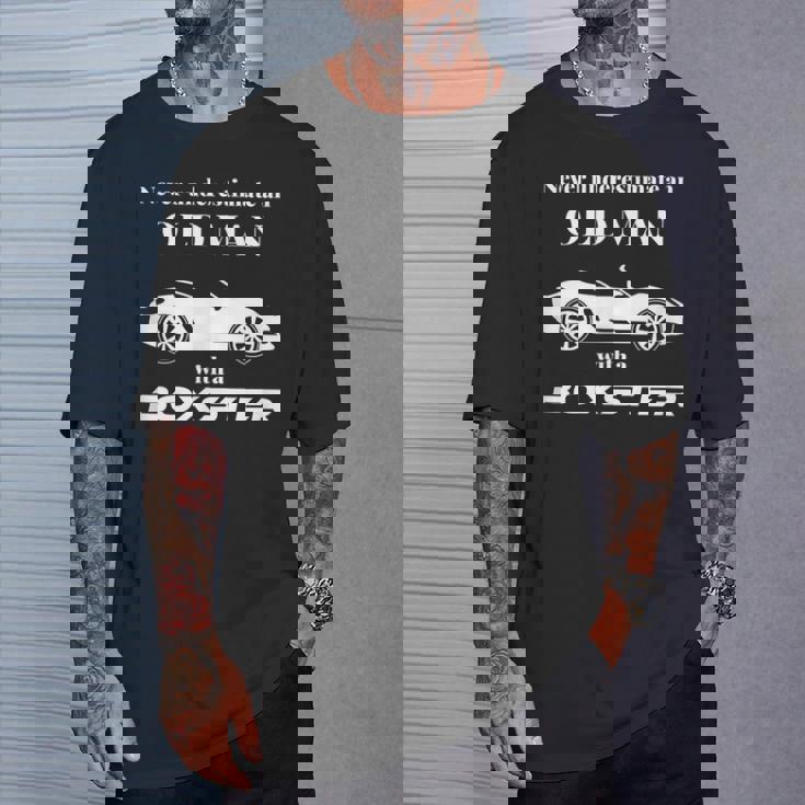 ボクスターを持った老人を決して過小評価しないでください。 Tシャツ 彼への贈り物