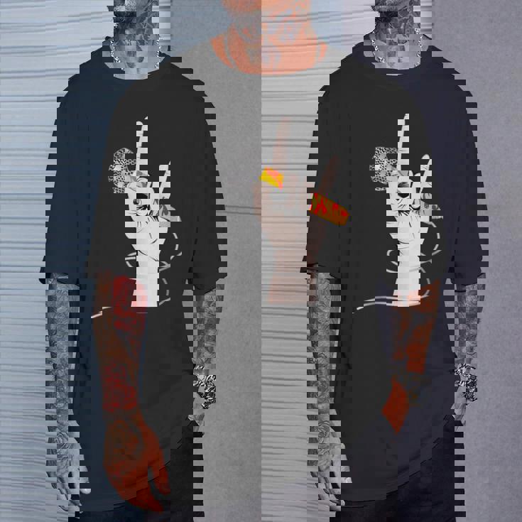 ボーカルマイクを持つロックシンガーの手 Tシャツ 彼への贈り物