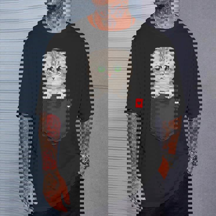 ポケットに入ったスコティッシュフォールド猫 のぞくかわいい子猫 Tシャツ 彼への贈り物