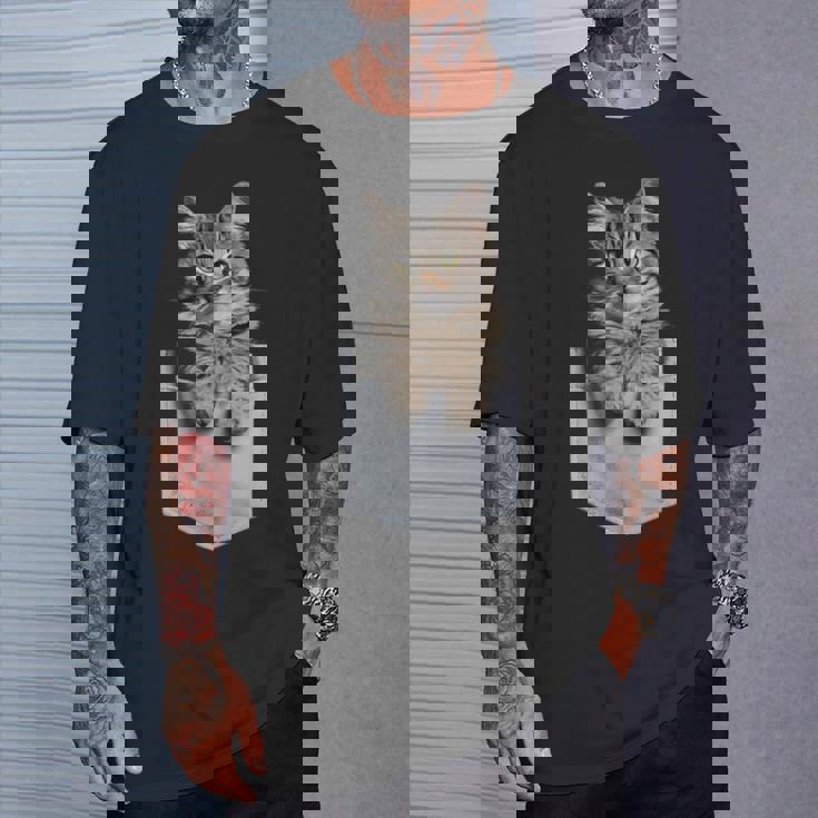 ポケットに入ったノルウェージャンフォレストキャット Tシャツ 彼への贈り物