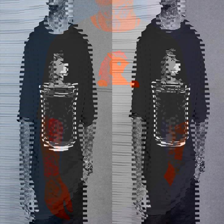 ポケットの中のかわいい馬 Tシャツ 彼への贈り物