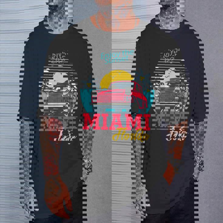 マイアミビーチtシャツ、マイアミ半袖グラフィックデザイン。 Tシャツ 彼への贈り物