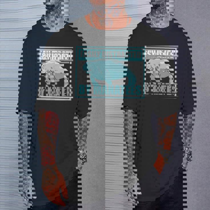 マナティーに気を取られる かわいいマナティー 面白い 海の動物 Tシャツ 彼への贈り物