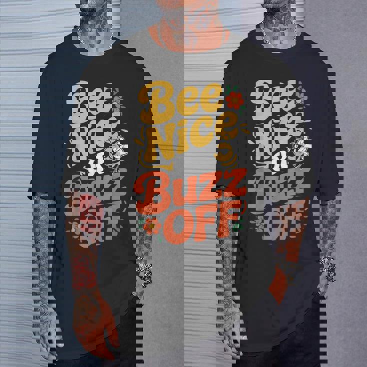 ミツバチ 養蜂家 ミツバチの巣立ち Bee Nice Or Buzz Off Tシャツ 彼への贈り物