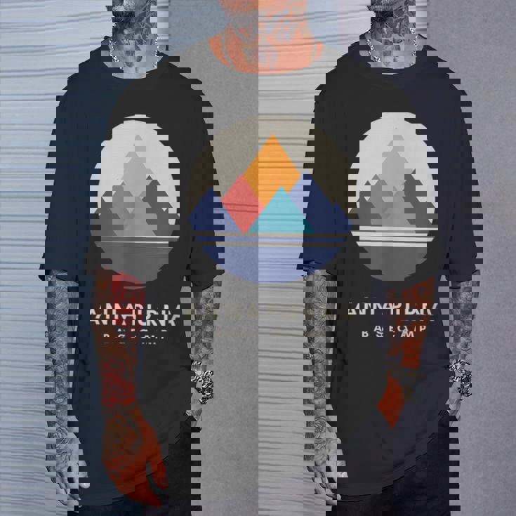 ミニマルなアンナプルナベースキャンプ 山モチーフ ハイキング Tシャツ 彼への贈り物