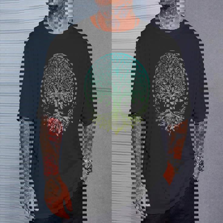 ユグドラシルの生命の木 バイキングの北欧のルーン文字の着用 Tシャツ 彼への贈り物